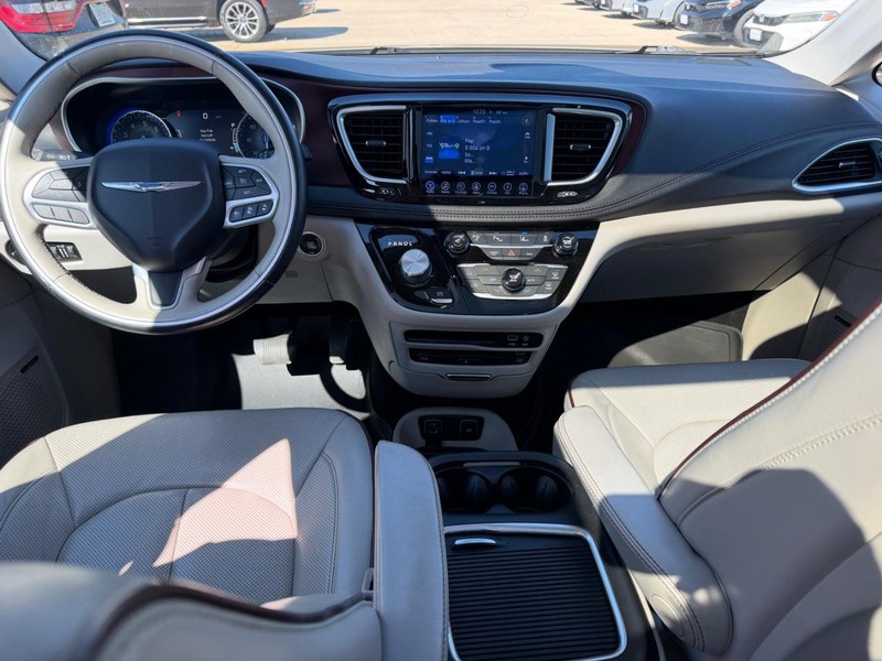 Chrysler Pacifica Vehicle Full-screen Gallery Image 14