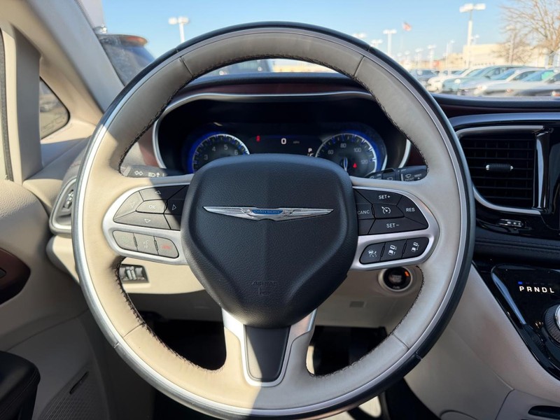 Chrysler Pacifica Vehicle Full-screen Gallery Image 15