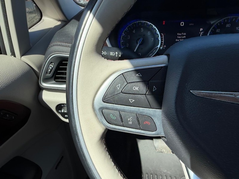 Chrysler Pacifica Vehicle Full-screen Gallery Image 16
