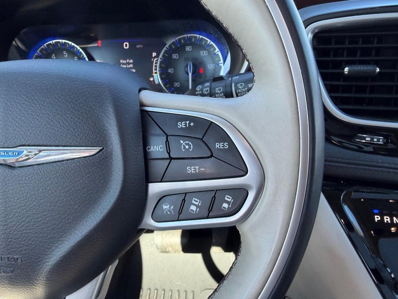 Chrysler Pacifica Vehicle Full-screen Gallery Image 17