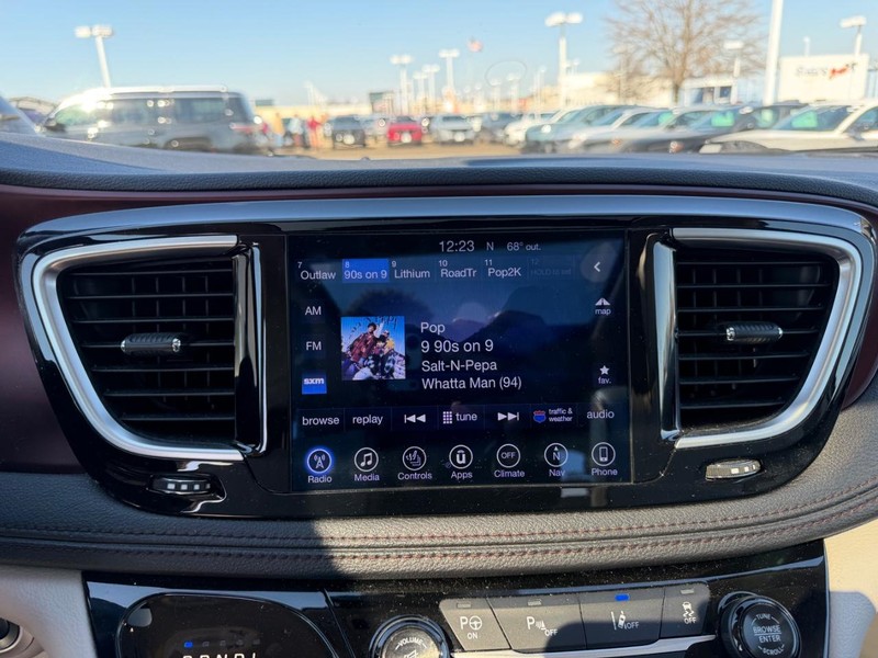 Chrysler Pacifica Vehicle Full-screen Gallery Image 18