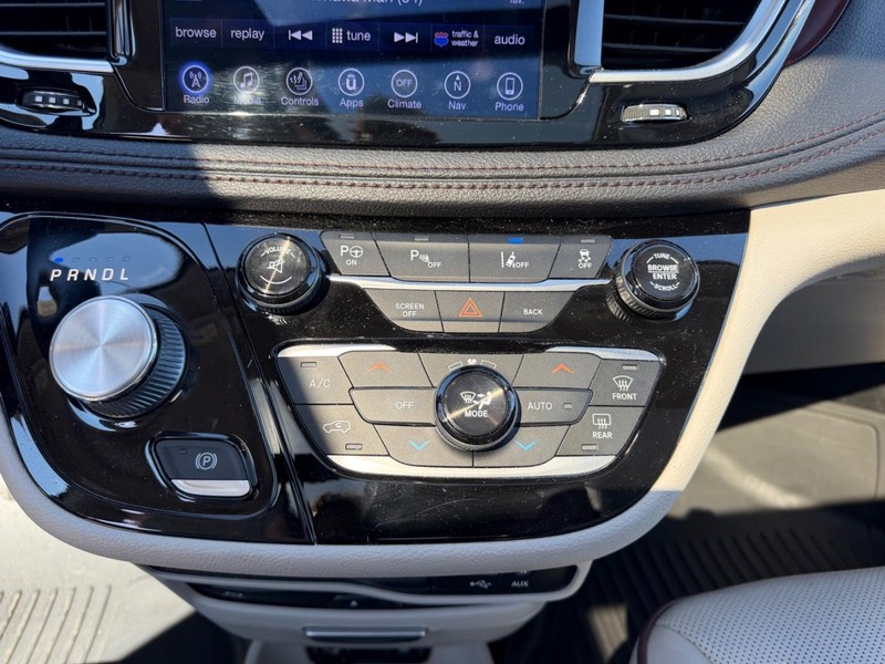 Chrysler Pacifica Vehicle Full-screen Gallery Image 19