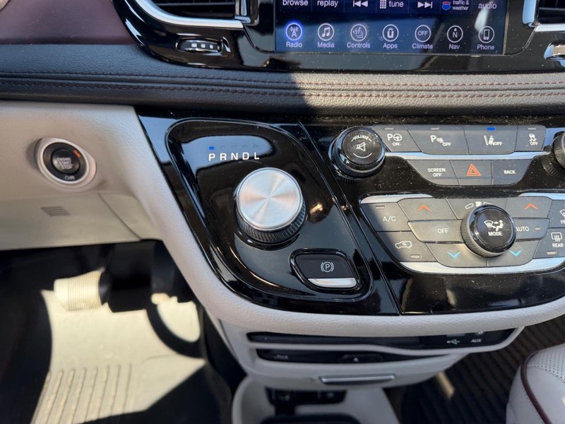 Chrysler Pacifica Vehicle Full-screen Gallery Image 20