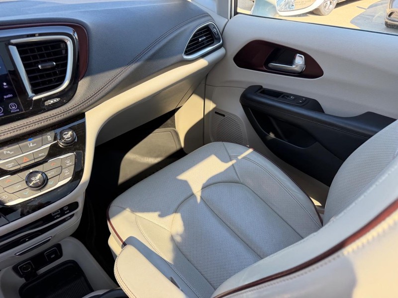 Chrysler Pacifica Vehicle Full-screen Gallery Image 21