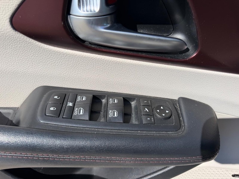 Chrysler Pacifica Vehicle Full-screen Gallery Image 22