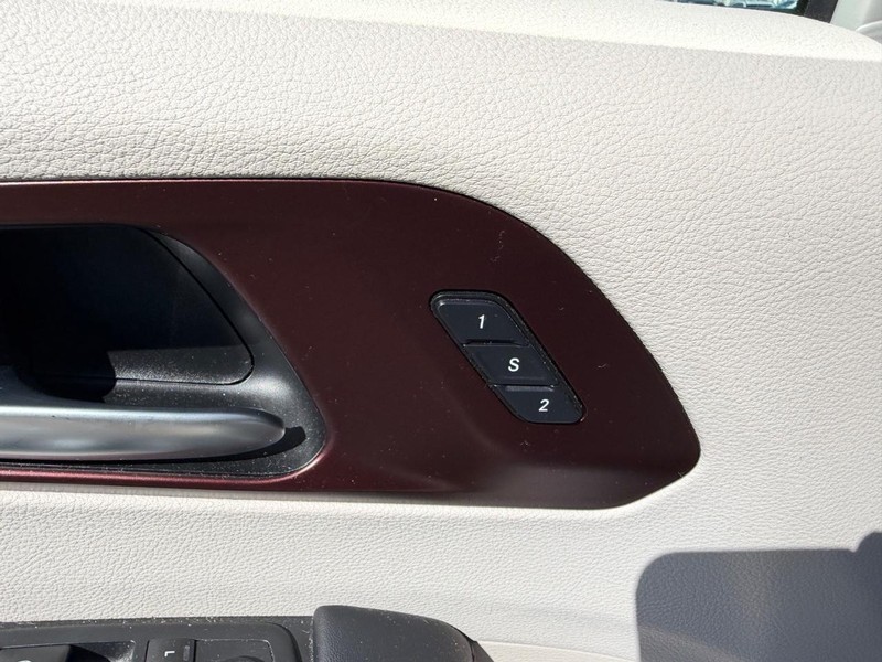 Chrysler Pacifica Vehicle Full-screen Gallery Image 23