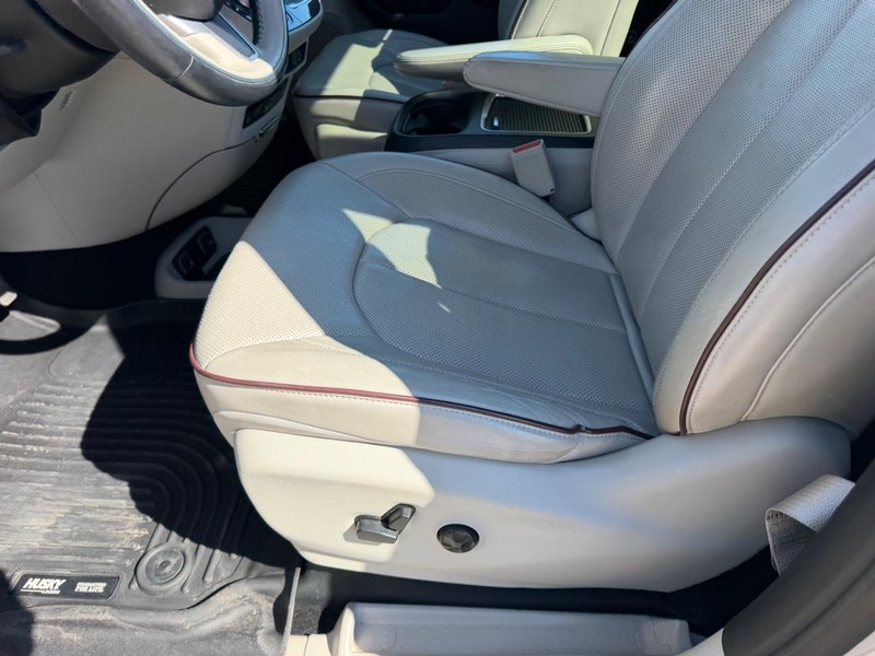 Chrysler Pacifica Vehicle Full-screen Gallery Image 24