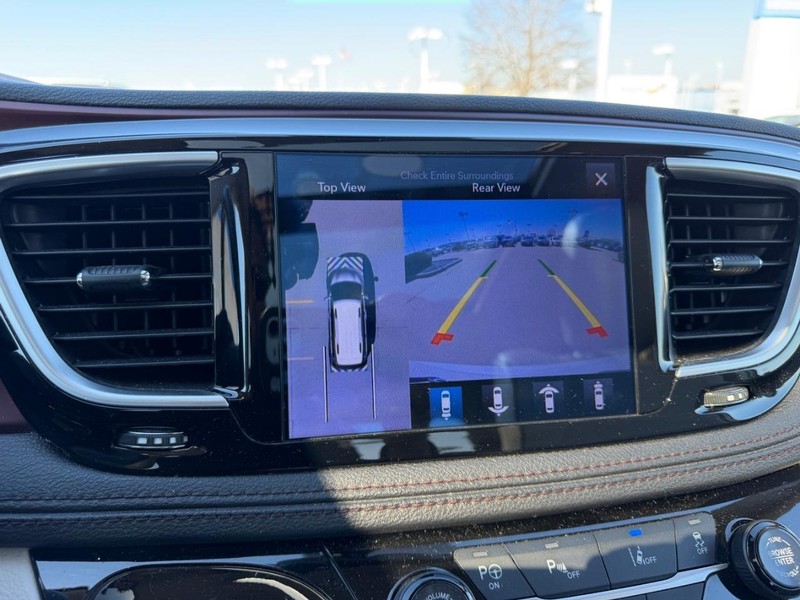 Chrysler Pacifica Vehicle Full-screen Gallery Image 26