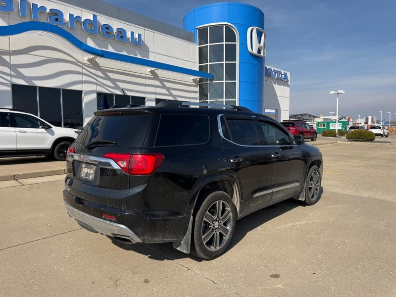 GMC Acadia Vehicle Full-screen Gallery Image 02