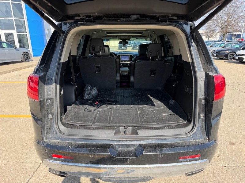 GMC Acadia Vehicle Full-screen Gallery Image 04