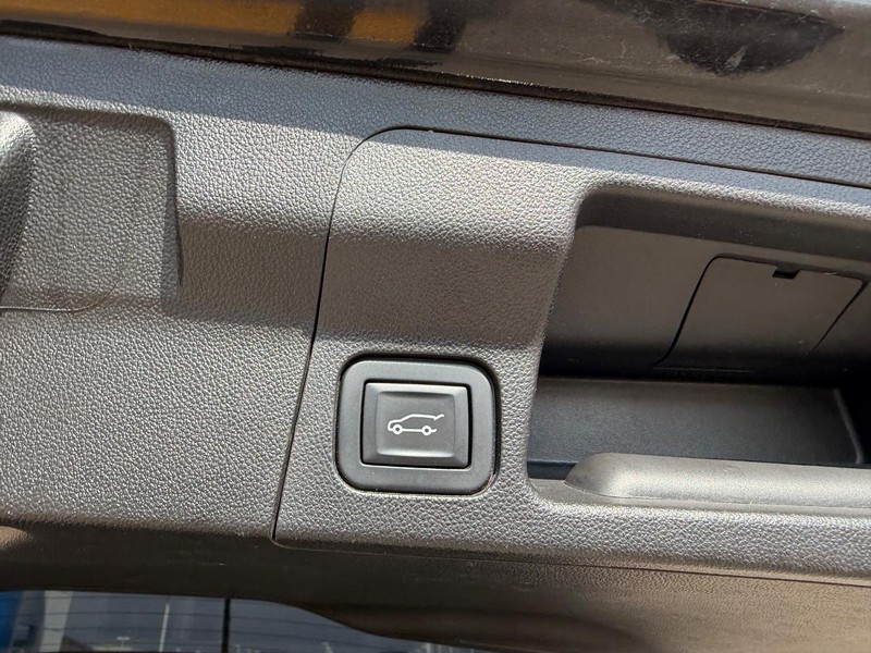 GMC Acadia Vehicle Full-screen Gallery Image 05