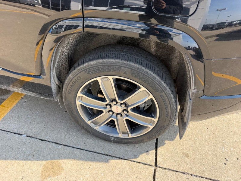 GMC Acadia Vehicle Full-screen Gallery Image 06