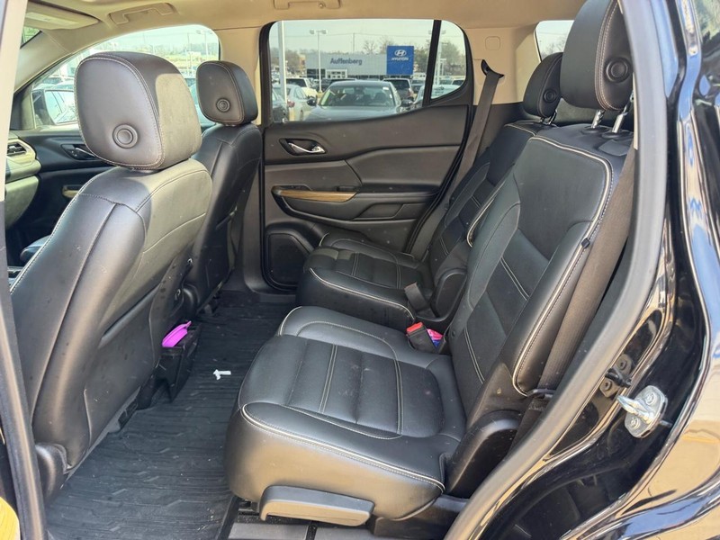 GMC Acadia Vehicle Full-screen Gallery Image 09
