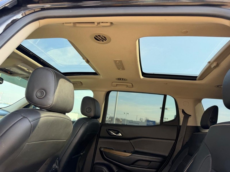 GMC Acadia Vehicle Full-screen Gallery Image 10