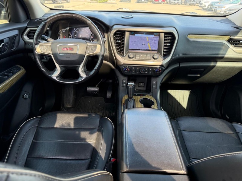 GMC Acadia Vehicle Full-screen Gallery Image 12