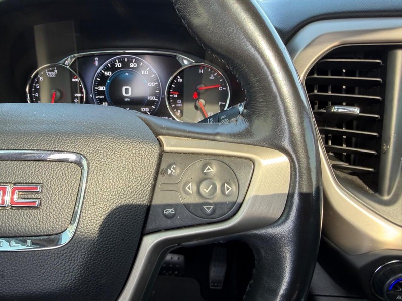 GMC Acadia Vehicle Full-screen Gallery Image 15