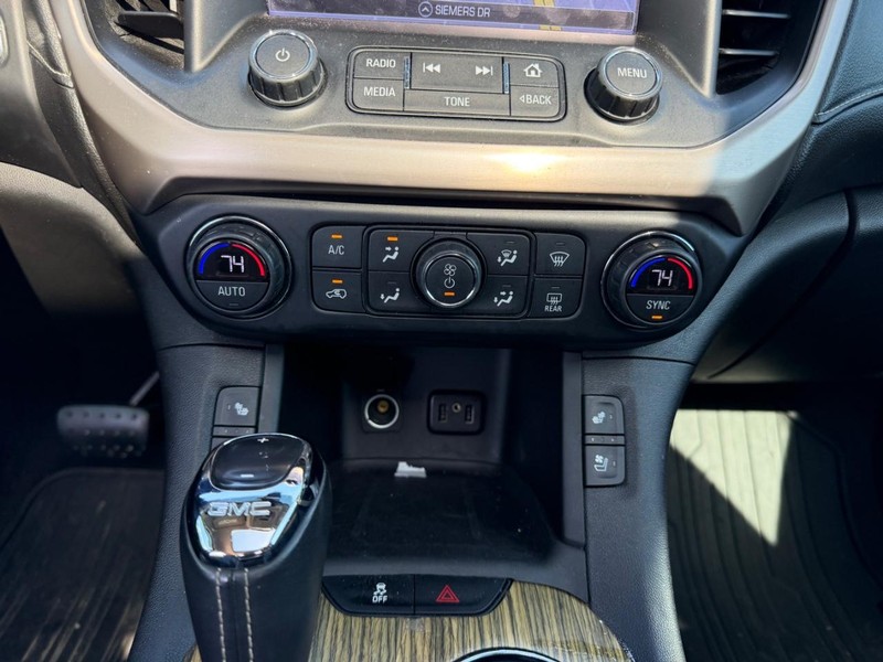 GMC Acadia Vehicle Full-screen Gallery Image 17
