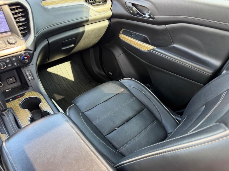GMC Acadia Vehicle Full-screen Gallery Image 19