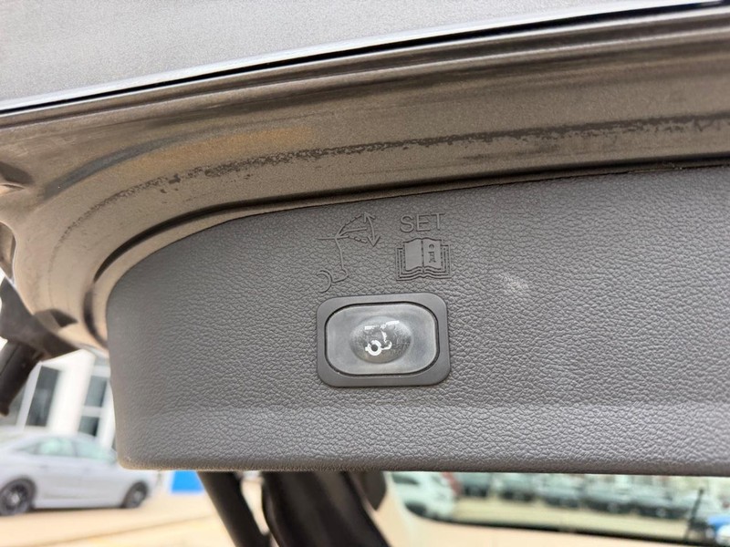 Ford Escape Vehicle Full-screen Gallery Image 05