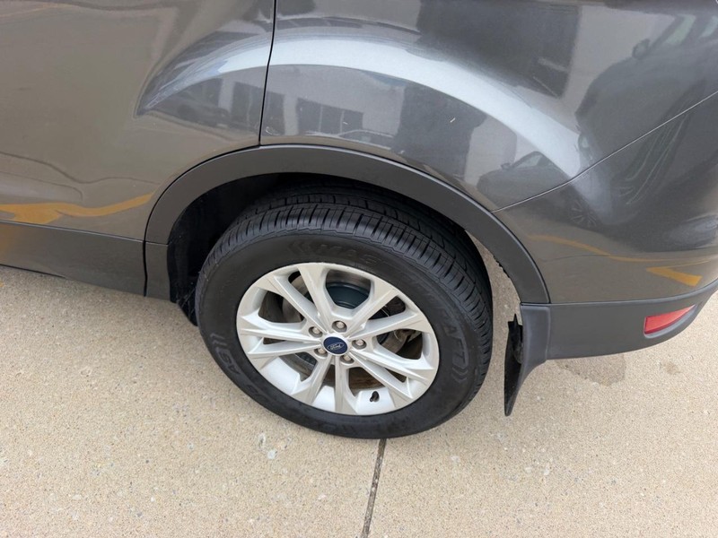 Ford Escape Vehicle Full-screen Gallery Image 06