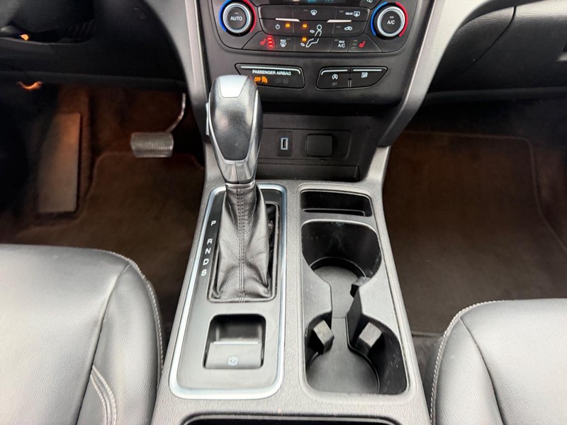 Ford Escape Vehicle Full-screen Gallery Image 16