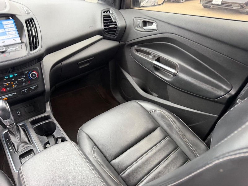 Ford Escape Vehicle Full-screen Gallery Image 17