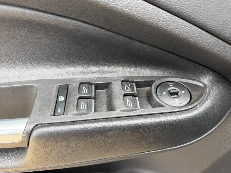 Ford Escape Vehicle Full-screen Gallery Image 18