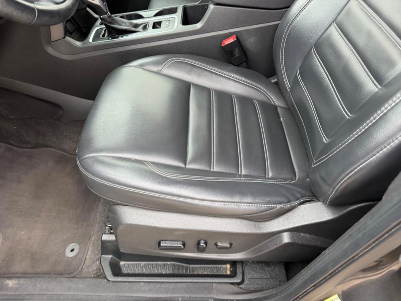 Ford Escape Vehicle Full-screen Gallery Image 19