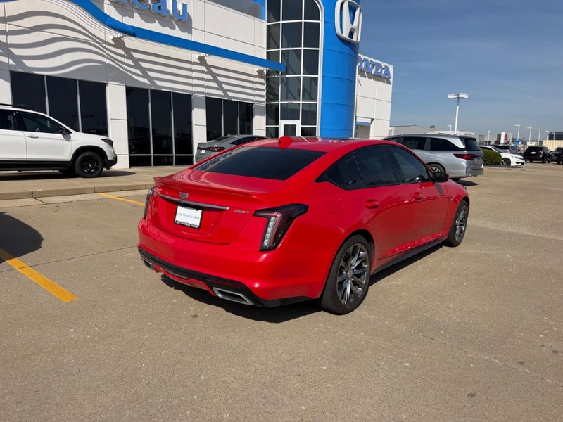 Cadillac CT5 Vehicle Full-screen Gallery Image 02