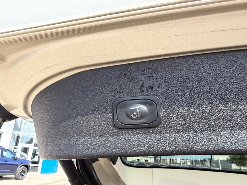 Ford Escape Vehicle Full-screen Gallery Image 05