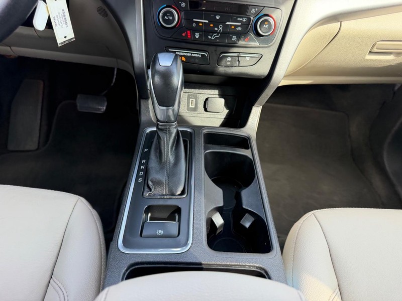 Ford Escape Vehicle Full-screen Gallery Image 16