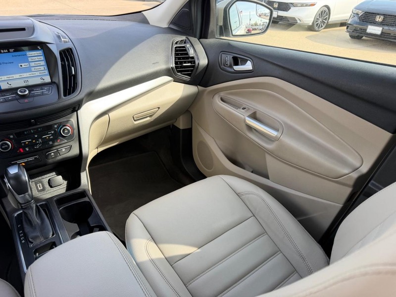 Ford Escape Vehicle Full-screen Gallery Image 17