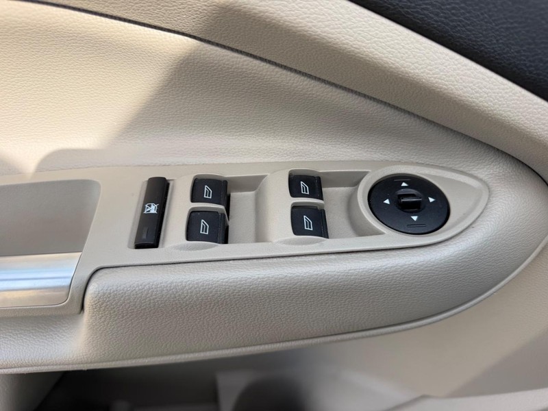 Ford Escape Vehicle Full-screen Gallery Image 18