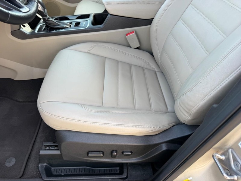 Ford Escape Vehicle Full-screen Gallery Image 19