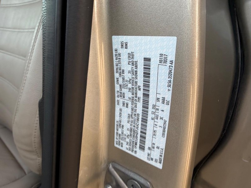 Ford Escape Vehicle Full-screen Gallery Image 22