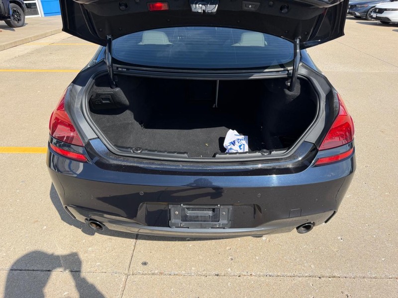 BMW 6 Series Vehicle Full-screen Gallery Image 04