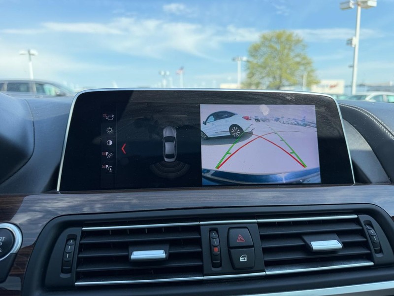 BMW 6 Series Vehicle Full-screen Gallery Image 22