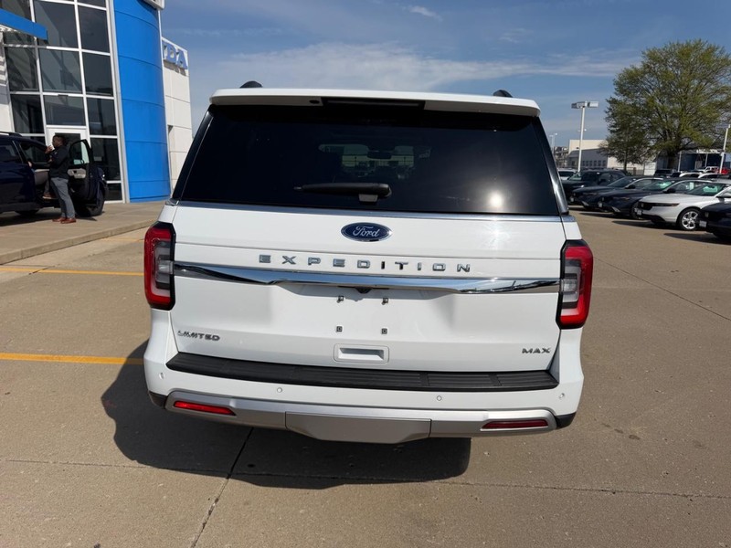 Ford Expedition Max Vehicle Full-screen Gallery Image 03