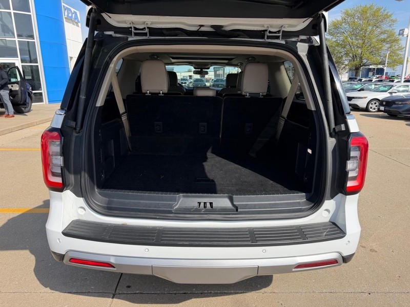 Ford Expedition Max Vehicle Full-screen Gallery Image 04