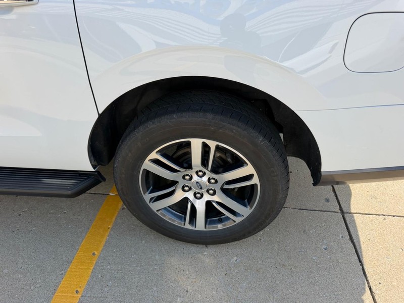 Ford Expedition Max Vehicle Full-screen Gallery Image 06