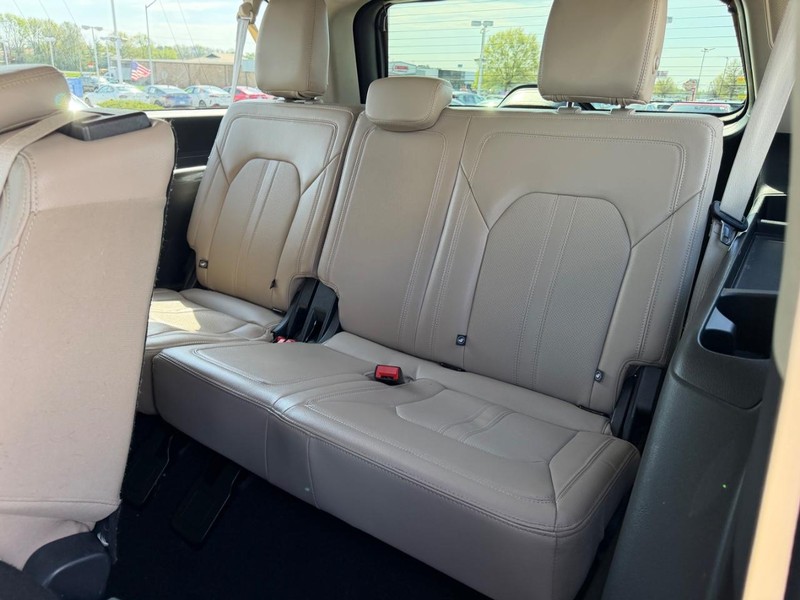 Ford Expedition Max Vehicle Full-screen Gallery Image 08
