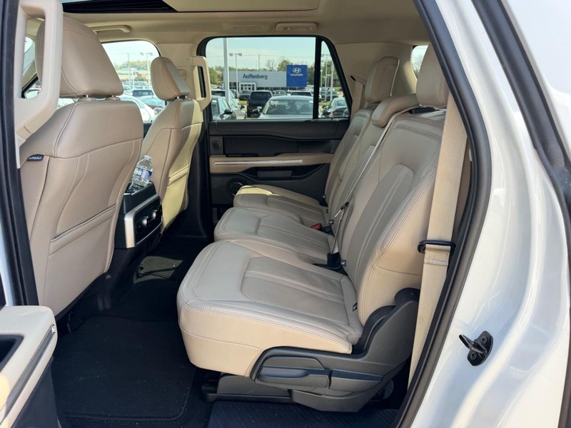 Ford Expedition Max Vehicle Full-screen Gallery Image 09