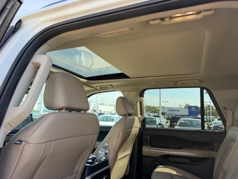 Ford Expedition Max Vehicle Full-screen Gallery Image 10