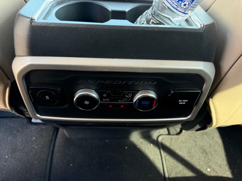 Ford Expedition Max Vehicle Full-screen Gallery Image 11