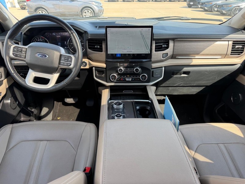 Ford Expedition Max Vehicle Full-screen Gallery Image 12