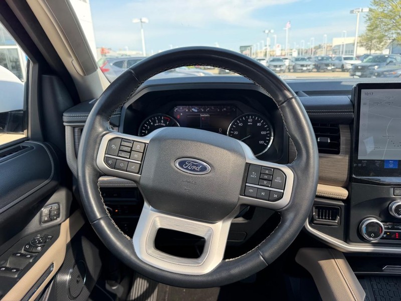 Ford Expedition Max Vehicle Full-screen Gallery Image 13