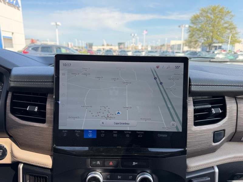 Ford Expedition Max Vehicle Full-screen Gallery Image 16