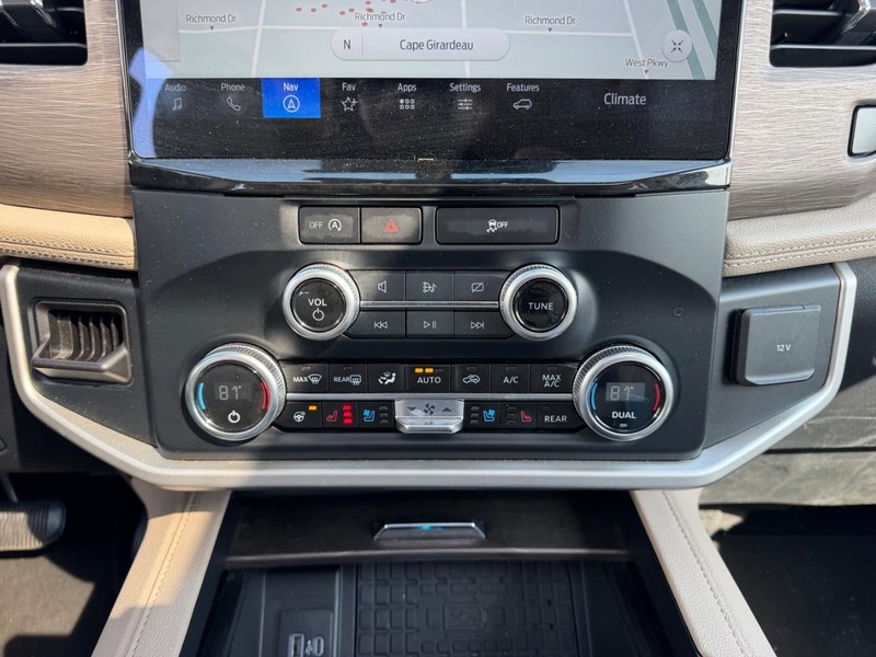 Ford Expedition Max Vehicle Full-screen Gallery Image 17