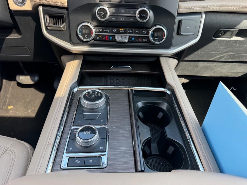 Ford Expedition Max Vehicle Full-screen Gallery Image 18