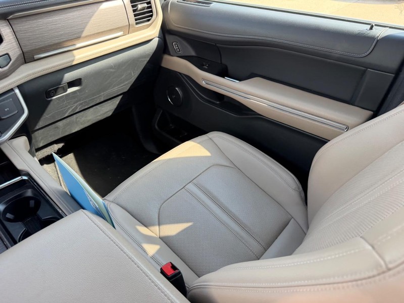 Ford Expedition Max Vehicle Full-screen Gallery Image 19